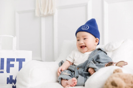 平湖宝宝吃奶蹬腿烦躁扭动